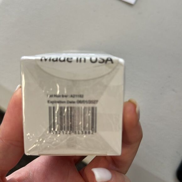 Elegant Gold and White Accessories for Any Occasion - Picture 5 of 7